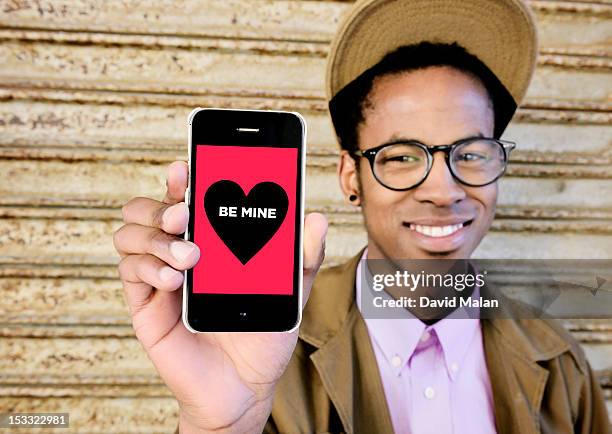 yong man (glasses) showing a message on his phone. - man showing phone photos et images de collection