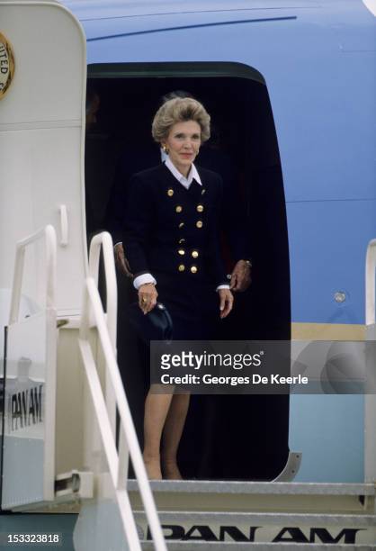 Nancy Reagan, wife of US president, arrives in London with her husband to meet Margaret Thatcher after the Summit of Moscow on June 2, 1988.
