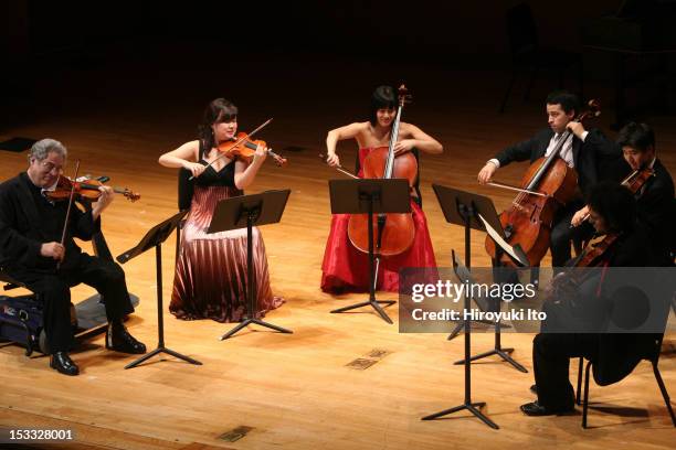 Itzhak Perlman and members of the Perlamn Music Program performing at the Metropolitan Museum on Saturday night, October 3, 2009.This image;Clockwise...