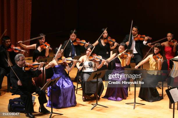 Itzhak Perlman and members of the Perlamn Music Program performing at the Metropolitan Museum on Saturday night, October 3, 2009.This image;Itzhak...