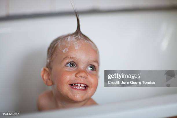 child in bathtub - bad haircut stockfoto's en -beelden