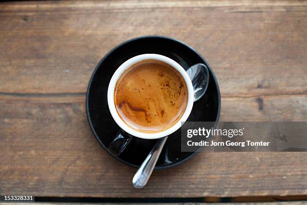 feshly brewed espresso - coffee cup foto e immagini stock