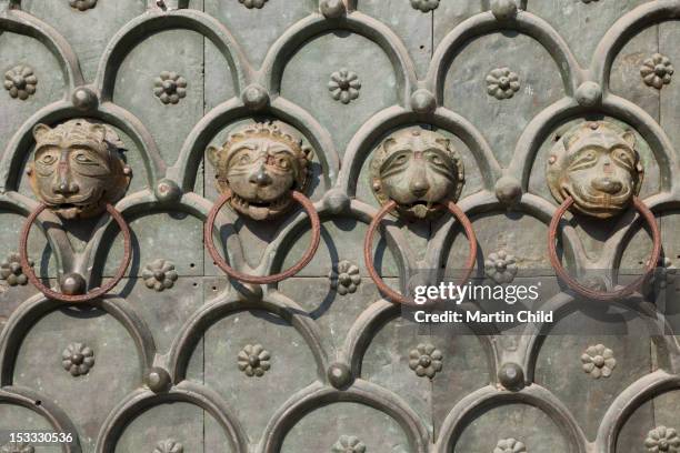 lion knockers on door to st mark's basilica - door knocker stock-fotos und bilder