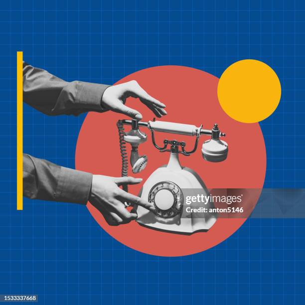 collage zeitgenössischer kunst. menschliche hände, die über abstrakten hintergrund nach dem telefon greifen. kommunikation - collage stock-fotos und bilder