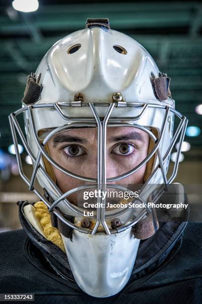 close up of caucasian hockey goalie in mask - men's ice hockey stockfoto's en -beelden