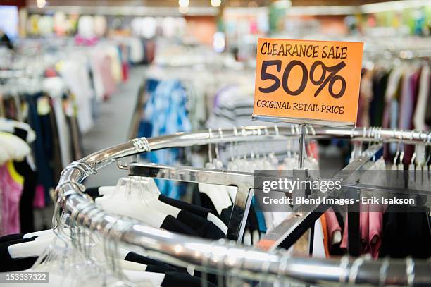 clearance sale tag in clothing store - cabide objeto manufaturado imagens e fotografias de stock