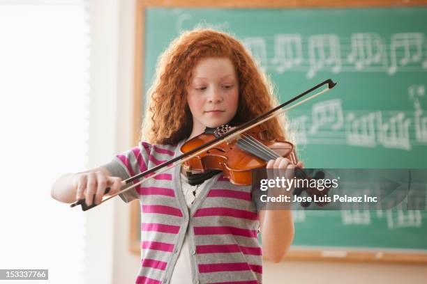 mixed race student playing violin - violino imagens e fotografias de stock