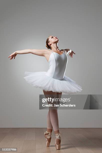 graceful ballet dancer in tutu - saia de bailarina imagens e fotografias de stock