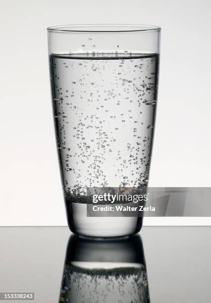 carbonated water in glass - sparkling water glass stockfoto's en -beelden