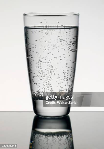 carbonated water in glass - koolzuurhoudend water stockfoto's en -beelden