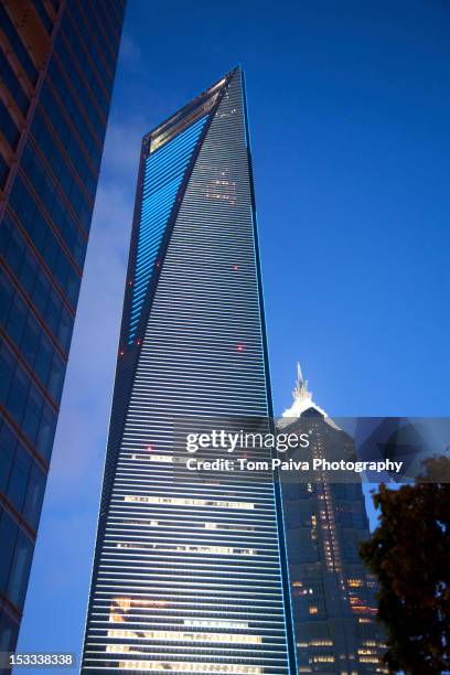 modern highrise against sky - shanghai world financial center stock-fotos und bilder