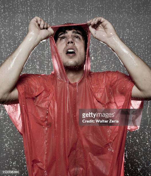 caucasian man caught in the rain - doorweekt stockfoto's en -beelden