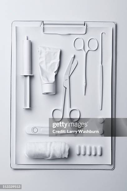 medicine and medical equipment painted white and laid out on a clipboard - 外科用ハサミ ストックフォトと画像