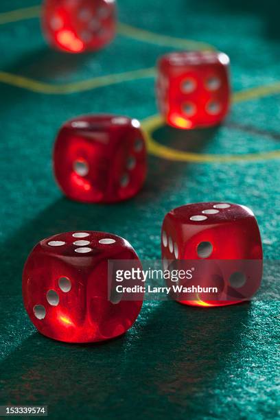 dice on a craps table - gambling table 個照片及圖片檔