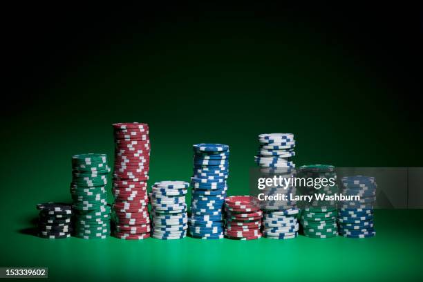 rows of stacked gambling chips - casino interior photos et images de collection