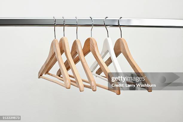 row of coat hangers - clothes rack fotografías e imágenes de stock