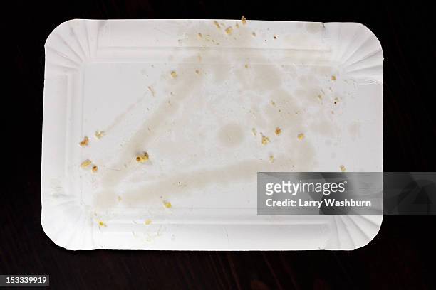 greasy stain from pizza slice on paper plate - paper plate 個照片及圖片檔