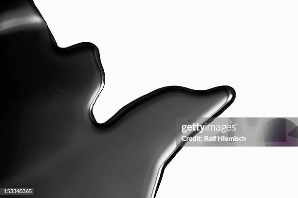 a puddle of black paint, close-up - schwarz farbe stock-fotos und bilder