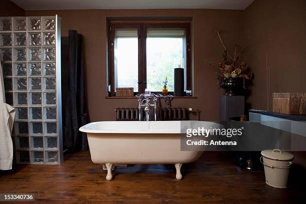 water running into a claw foot bathtub - 据え置き型バスタブ ストックフォトと画像