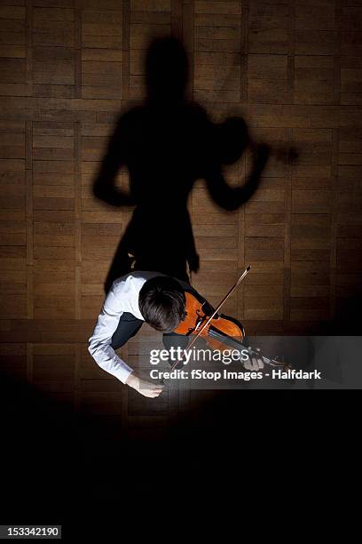 violin performance - performer stock-fotos und bilder