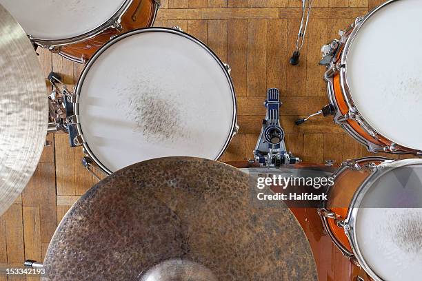 drum kit arrangement - bass drum stockfoto's en -beelden