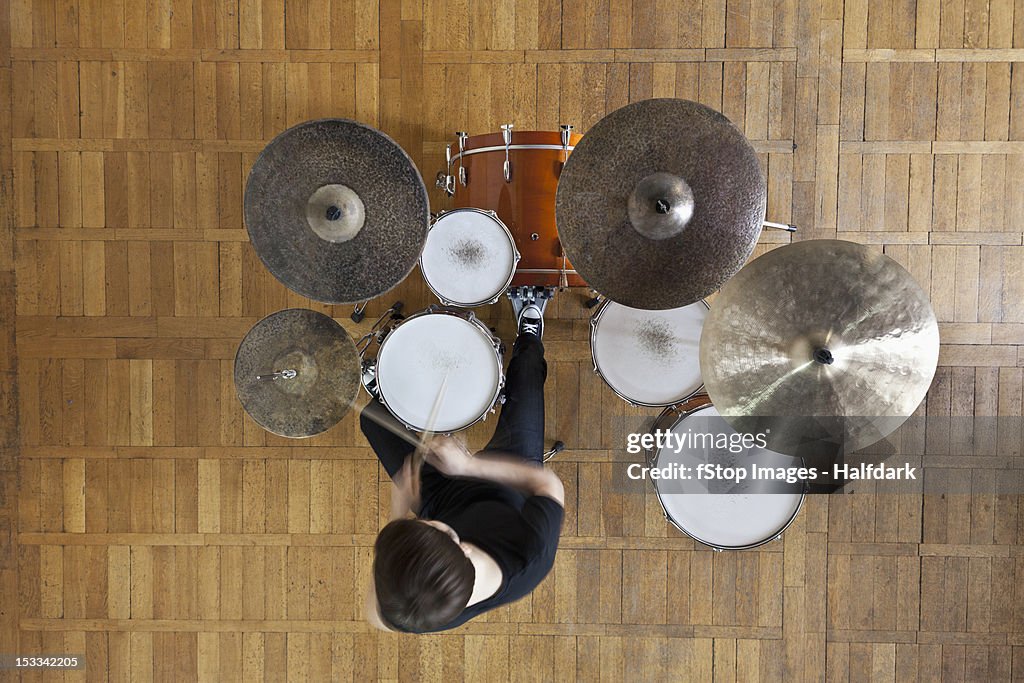 Drummer plays kit