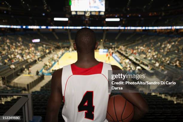 basketball player looking down at stadium, rear view - basketball uniform 個照片及圖片檔