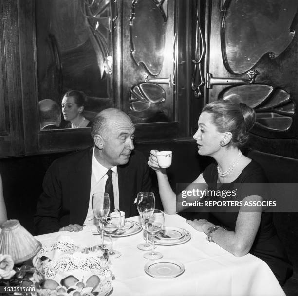 Otto Preminger et Deborah Kerr au restaurant lors du tournage du film 'Bonjour tristesse' à Paris en aout 1957