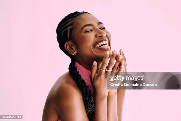 schönheitsaufnahme einer schönen schwarzen frau in monochromatischem rosa. stockfoto, kopierraum - beautiful woman laughing stock-fotos und bilder