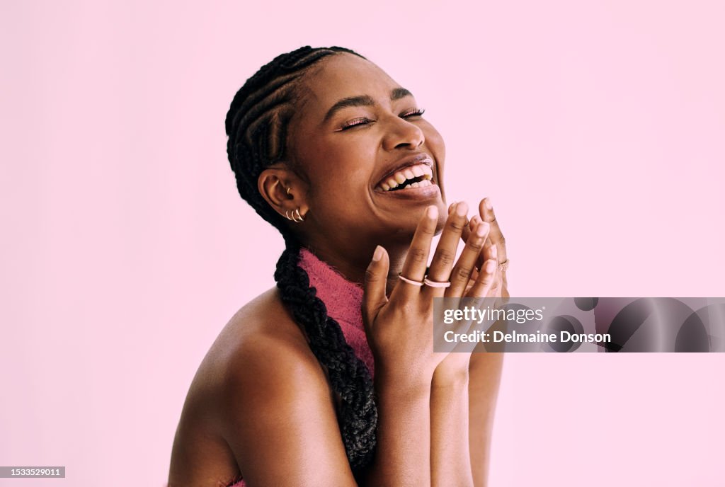Foto de beleza da mulher preta bonita em rosa monocromático. Foto de stock, espaço da cópia