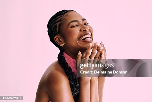 Foto de beleza da mulher preta bonita em rosa monocromático. Foto de stock, espaço da cópia Foto de beleza da mulher preta bonita em rosa monocromático. Foto de stock, espaço da cópia