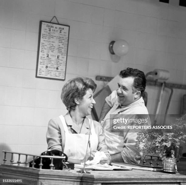 Jean Richard et Suzy Delair lors du tournage du film 'Du mouron pour les petits oiseaux' à Paris en 1962