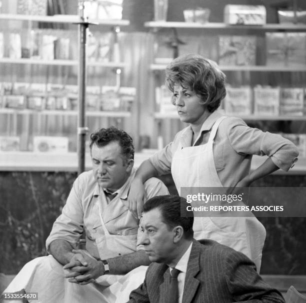 Jean Richard, Suzy Delair et Paul Meurisse lors du tournage du film 'Du mouron pour les petits oiseaux' à Paris en 1962