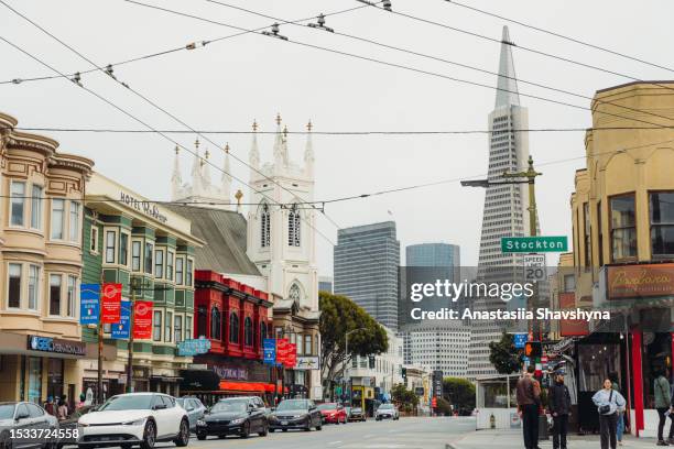 stockton street im central district von san francisco mit alten gebäuden und wolkenkratzern - embarcadero center stock-fotos und bilder