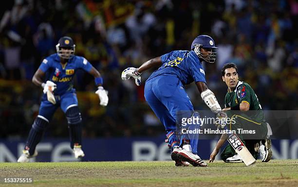 Batsmen Thisara Perera and Ajantha Mendis of Sri Lanka run between the wicket as bowler Umar Gul of Pakistani looks on during the ICC T20 World Cup...