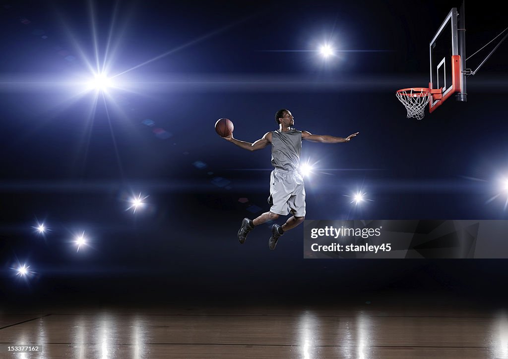 Basketball player-jumping in Richtung netto