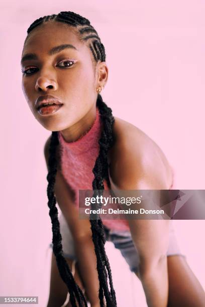 sie ist cooler in rosa stockfotografie - cornrow braids stock-fotos und bilder