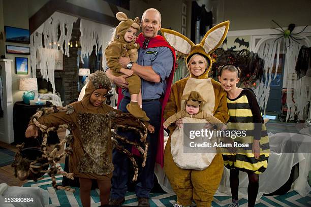 Le Halloween" - Amy dresses up like a kangaroo for Halloween, complete with a baby pouch for Toby and Charlie, while Bob goes in his exterminator...