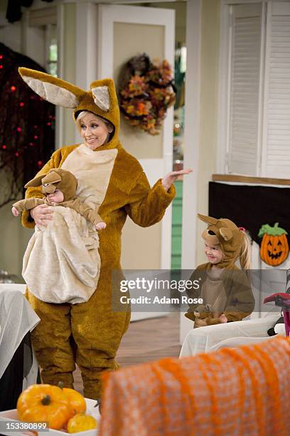 Le Halloween" - Amy dresses up like a kangaroo for Halloween, complete with a baby pouch for Toby and Charlie, while Bob goes in his exterminator...