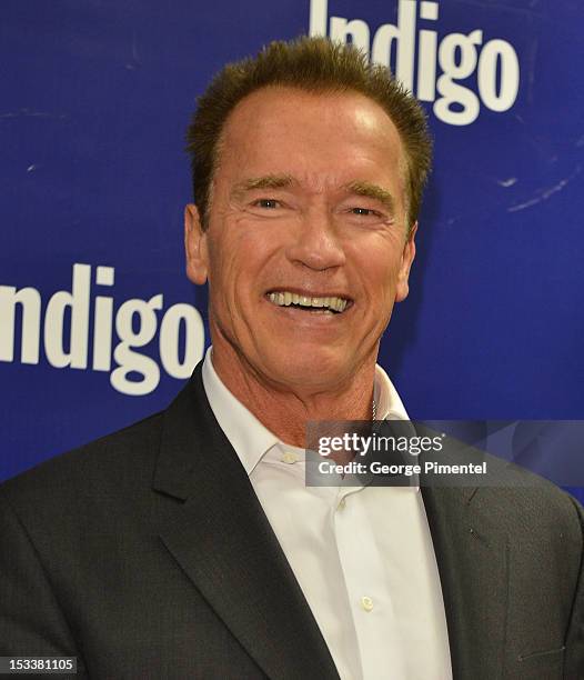 171 Arnold Schwarzenegger Book Signing For Total Recall Photos & High