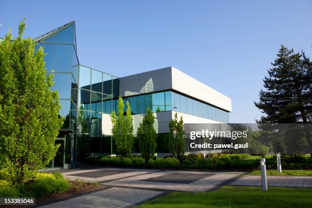 edifício comercial - medical clinic building imagens e fotografias de stock