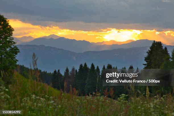 scenic view of mountains against sky during sunset - velluto fotografías e imágenes de stock