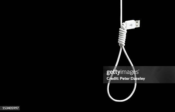usb cable knotted into a noose - noeud coulant photos et images de collection