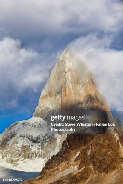 dramatic clouds cross over the peak of mt fitzroy (fitz roy) in the argentina part of patagonia - monte fitz roy fotografías e imágenes de stock