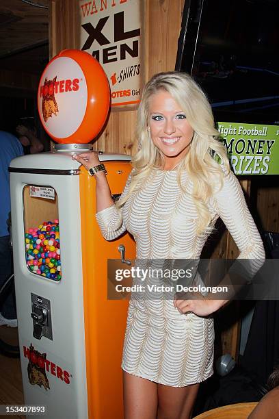 43 Hooters Calendar Girls Reveal The 2013 Hooters Calendar Stock Photos 43 Hooters Calendar Girls Reveal The 2013 Hooters Calendar Stock Photos
