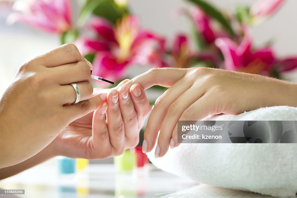 Mujer en un salón de belleza para manicura recibir un tratamiento de manicura