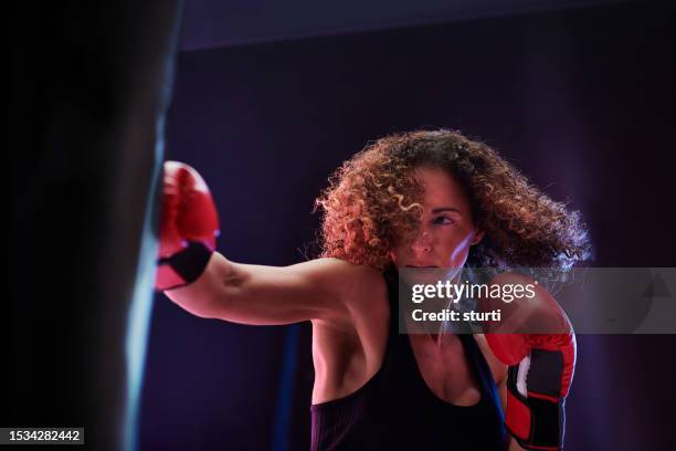 punch bag workout - woman boxing stock pictures, royalty-free photos & images