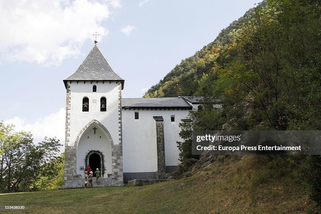 Juan Pablo Shuk and Ana De La Lastra's Wedding In Biescas