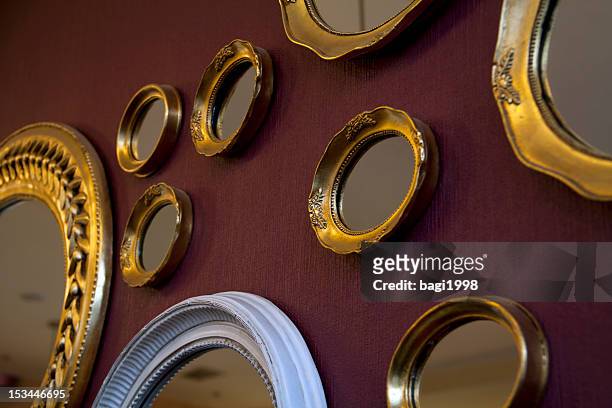 mirrors frame on the wall - 鏡 物品 個照片及圖片檔