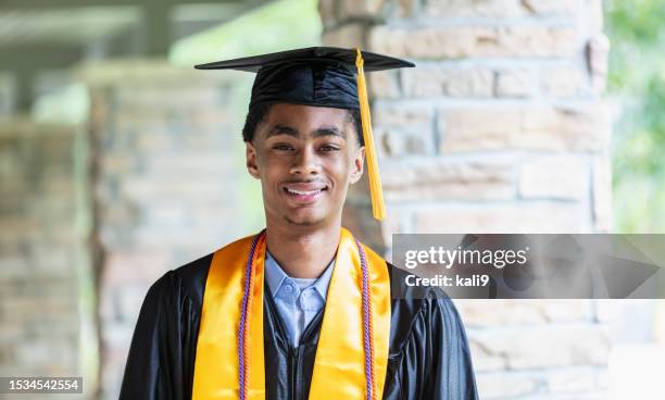 headshot of an african-american high school graduate - laatstejaars high school stockfoto's en -beelden